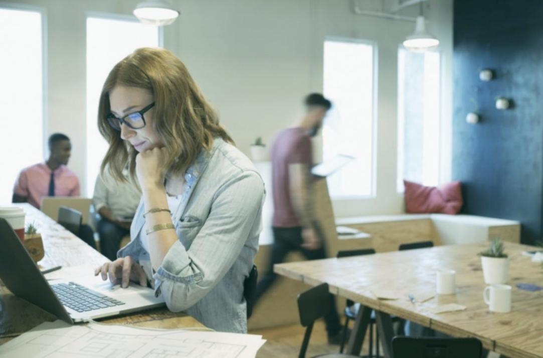 Webinar-Teilnehmer diskutieren Website-Traffic-Strategien