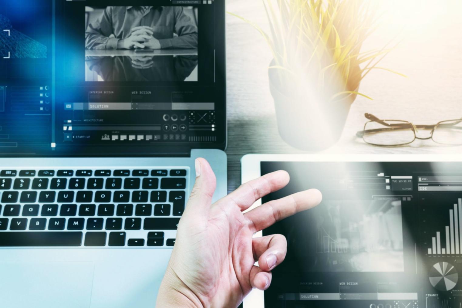 Soleniquos Team bei der Arbeit an Website-Strategien